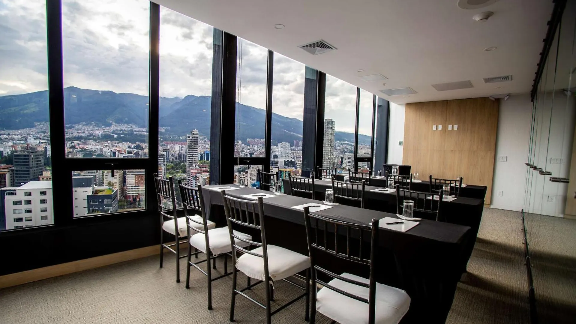 Hampton By Hilton Quito La Carolina Park Hotel